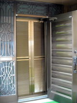 キャンペーン用玄関網戸施工例