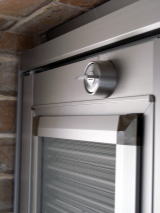 玄関網戸用補助錠